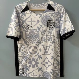 73ed41c7-fe50-40cf-a2cb-6e555b2a43dc_78c2dacb-21f8-41fa-9a52-2e61a31adafb.jpg Maillot 24/25 Portugal Blanc Spécial